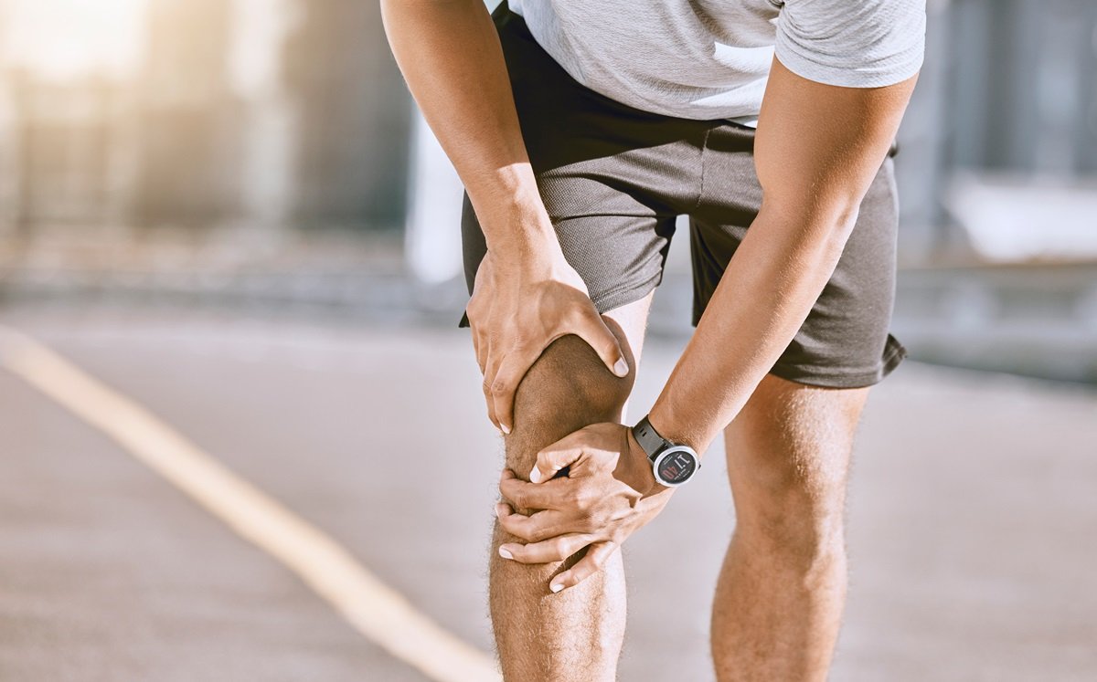 Man with knee injury while running Man with knee injury while running